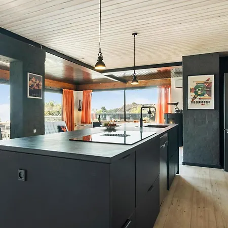 5 Bedroom Amazing In كالوندبورج